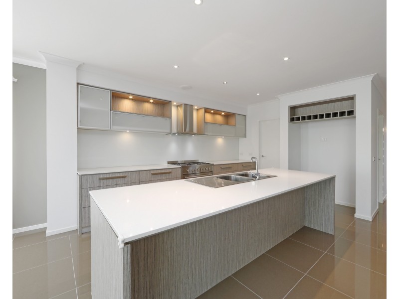 5 Stoneleigh Road, Cranbourne North VIC 3977