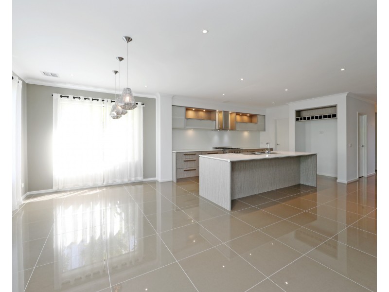 5 Stoneleigh Road, Cranbourne North VIC 3977