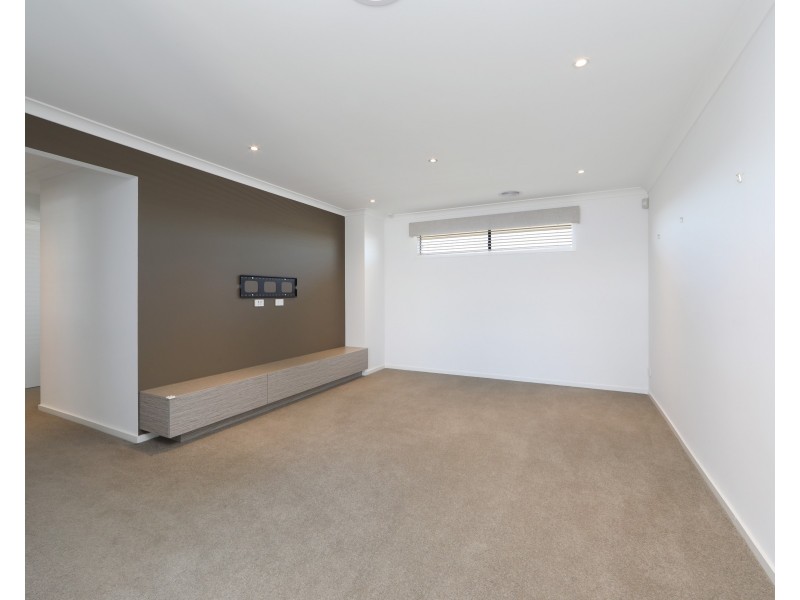 5 Stoneleigh Road, Cranbourne North VIC 3977