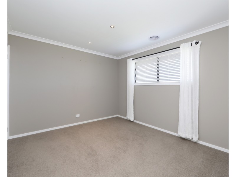 5 Stoneleigh Road, Cranbourne North VIC 3977