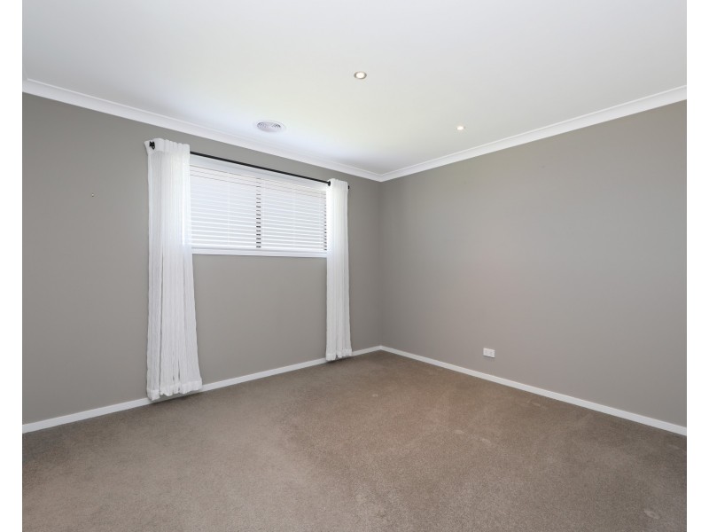 5 Stoneleigh Road, Cranbourne North VIC 3977