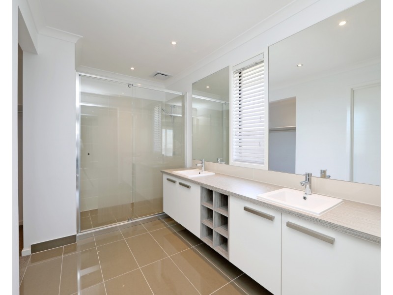 5 Stoneleigh Road, Cranbourne North VIC 3977