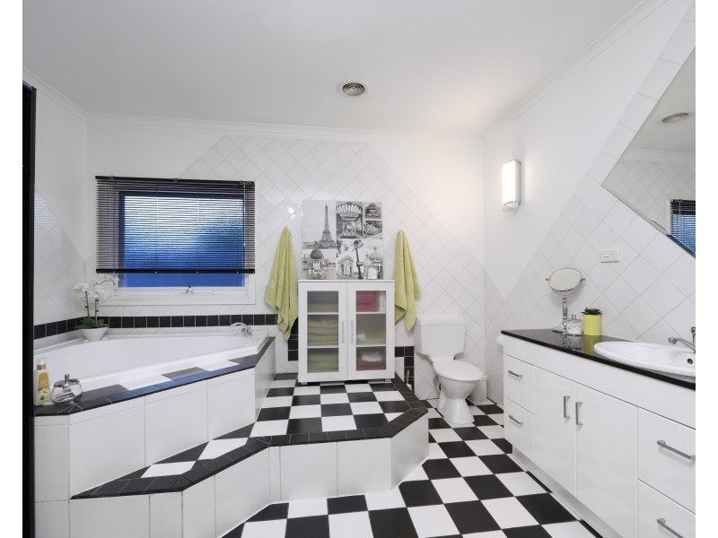 17 St John Place, Rowville VIC 3178