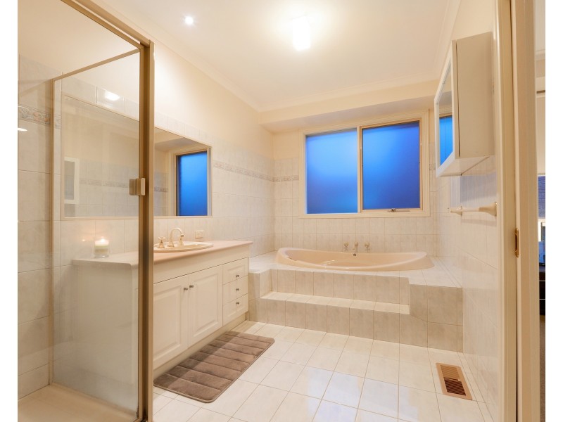 2 Pennycross Court, Rowville VIC 3178