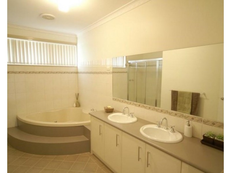 47 Joseph Banks Crescent, Endeavour Hills VIC 3802