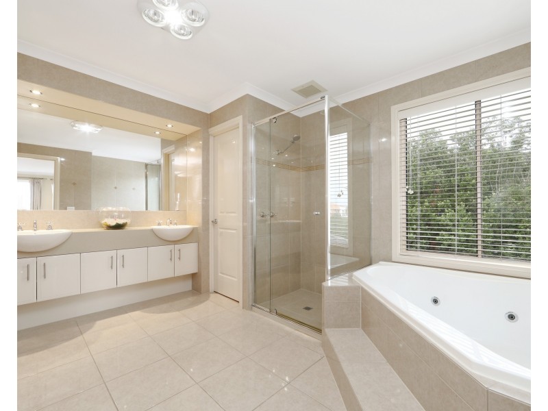 77 Langhorne Crescent, Rowville VIC 3178