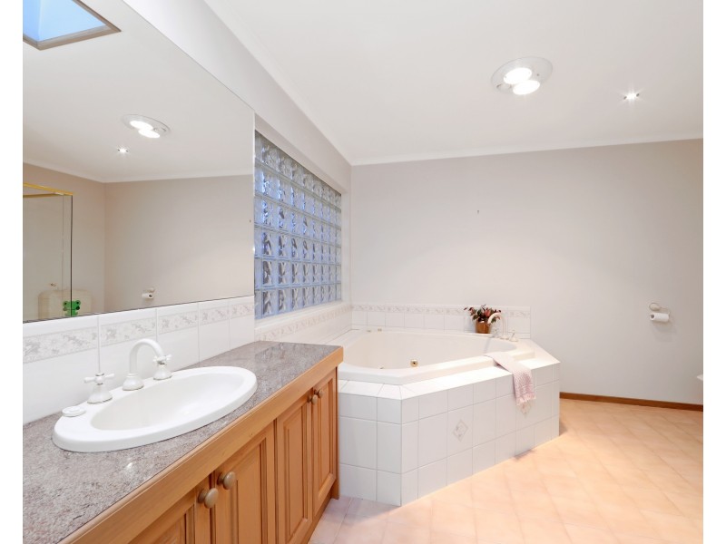 8 Baringa  Court, Rowville VIC 3178