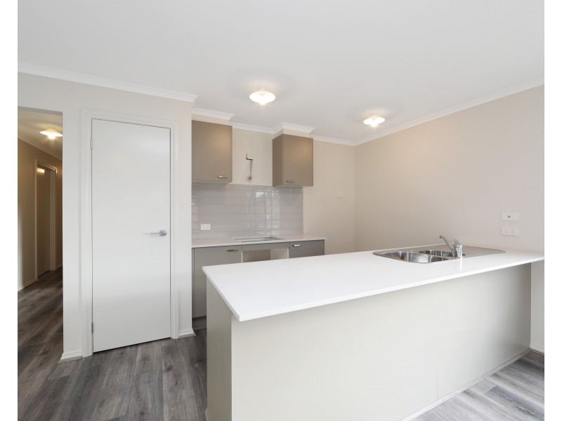 6 Burnett Way, Clyde North VIC 3978