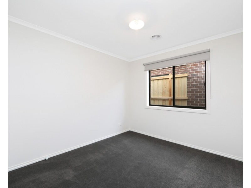 6 Burnett Way, Clyde North VIC 3978