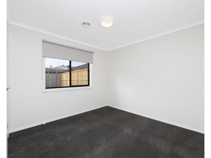 6 Burnett Way, Clyde North VIC 3978