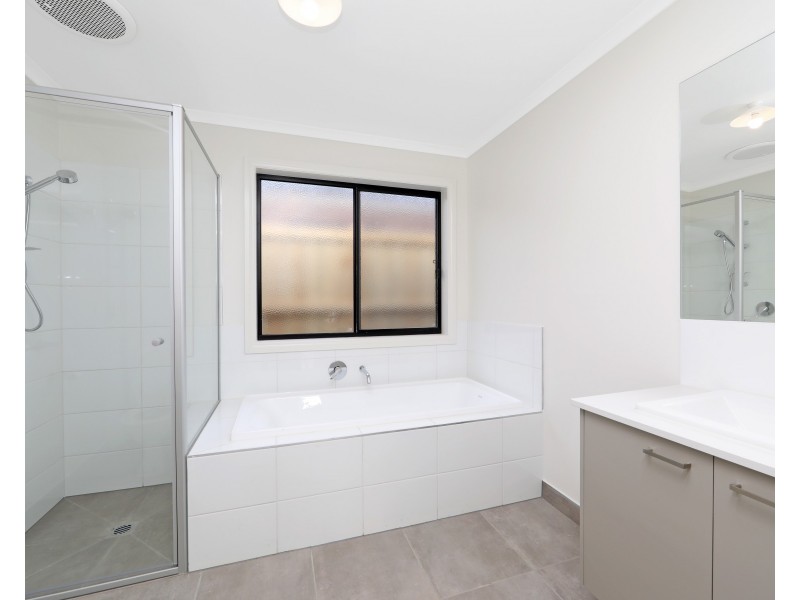 6 Burnett Way, Clyde North VIC 3978