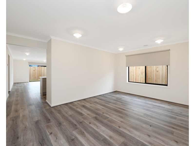 27 Beatrix Circuit, Officer VIC 3809