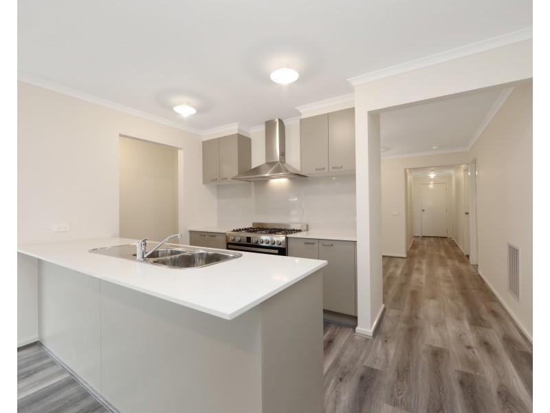 27 Beatrix Circuit, Officer VIC 3809