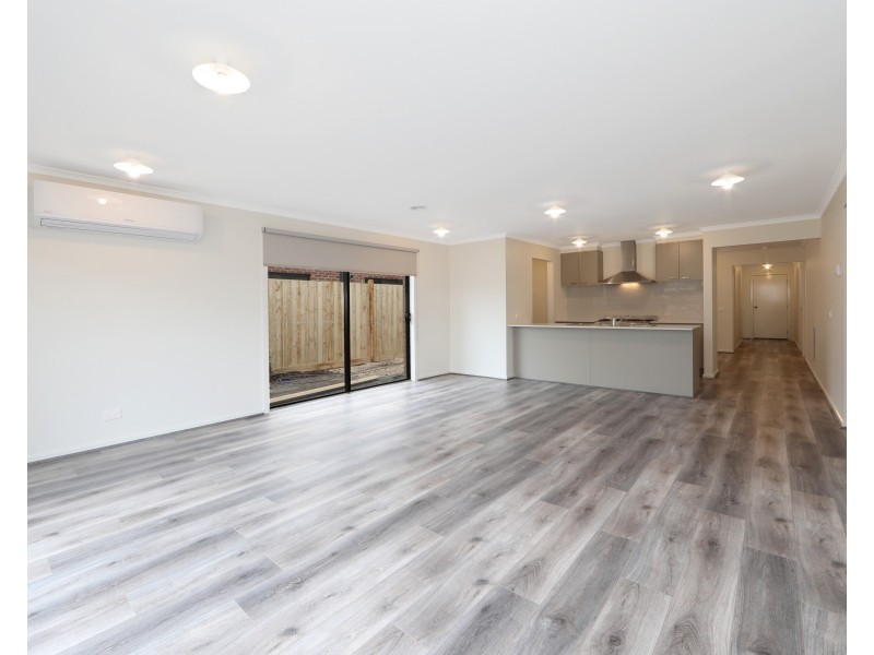 27 Beatrix Circuit, Officer VIC 3809