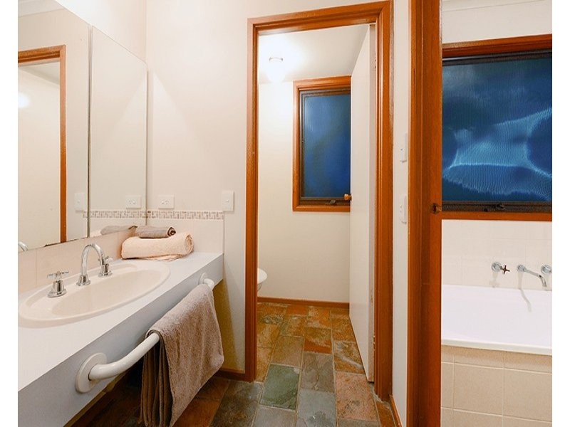 11 Willow Avenue, Rowville VIC 3178