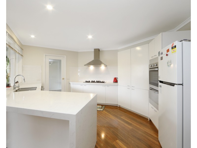 8 Halsbury  Drive, Rowville VIC 3178