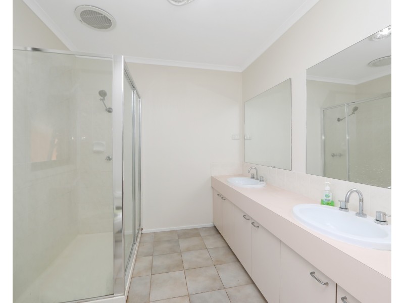 8 Halsbury  Drive, Rowville VIC 3178