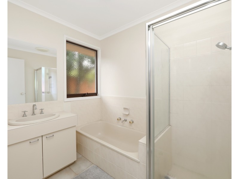 8 Halsbury  Drive, Rowville VIC 3178