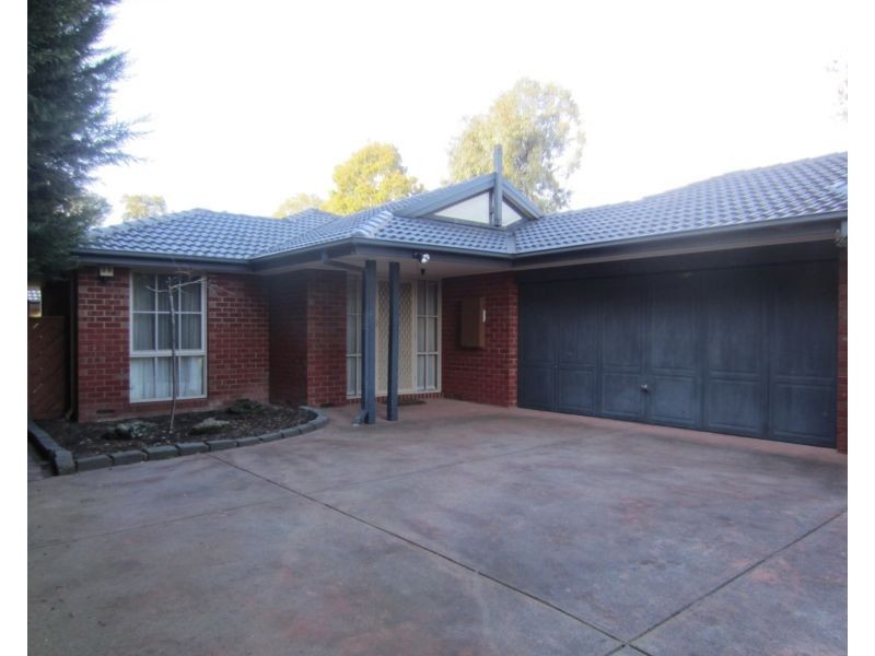 33 Pitfield Crescent, Rowville VIC 3178