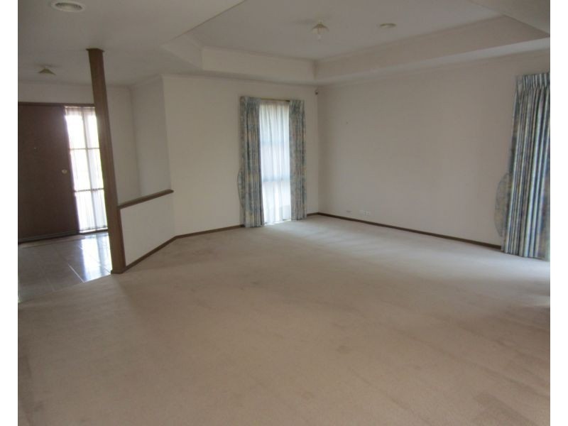 33 Pitfield Crescent, Rowville VIC 3178