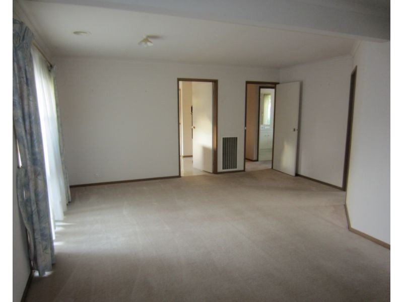 33 Pitfield Crescent, Rowville VIC 3178