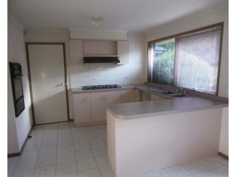 33 Pitfield Crescent, Rowville VIC 3178