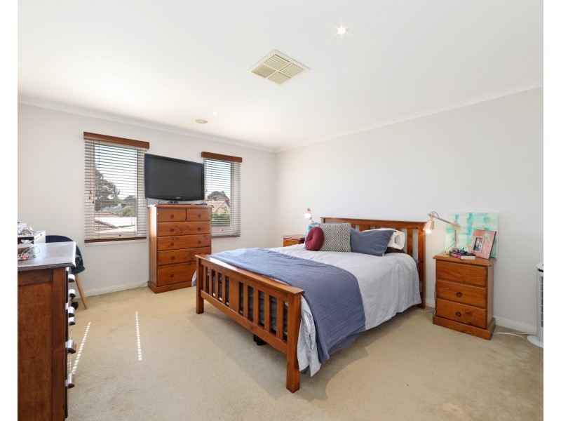 64 Sovereign Manors Crescent, Rowville VIC 3178