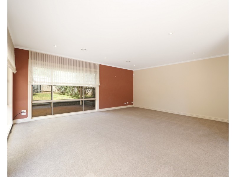 26 Sovereign Crest Boulevard, Rowville VIC 3178