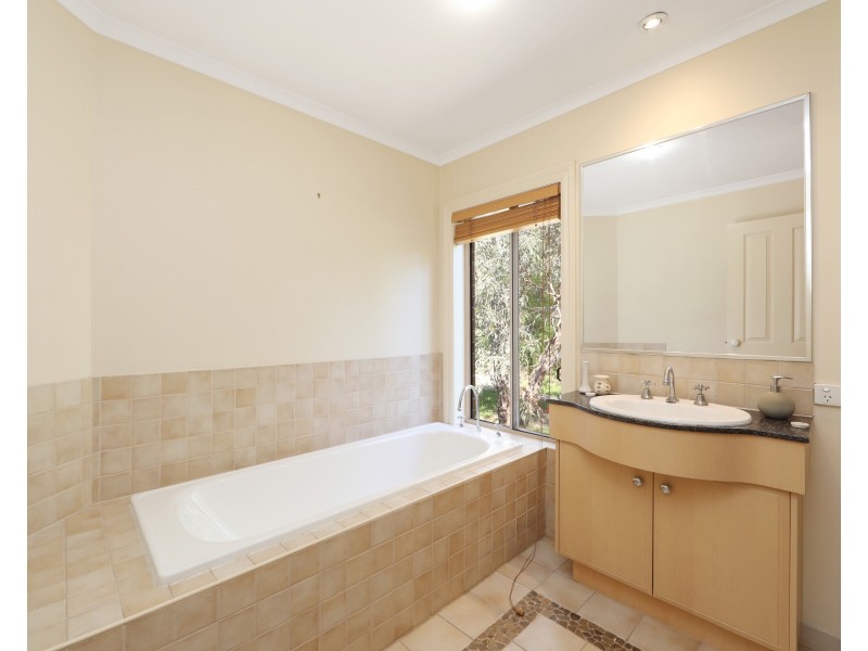 26 Sovereign Crest Boulevard, Rowville VIC 3178