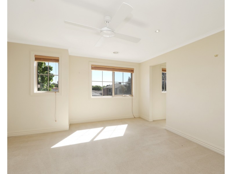 26 Sovereign Crest Boulevard, Rowville VIC 3178