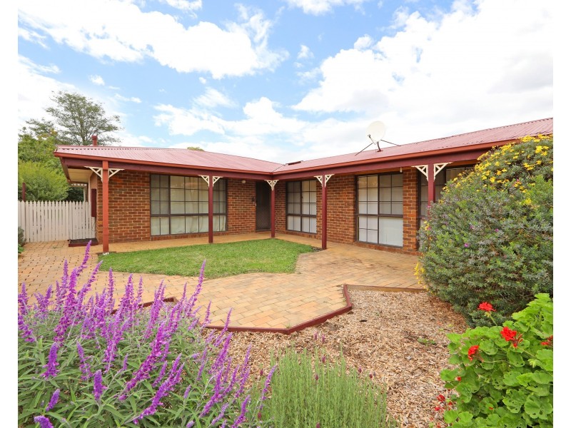 8 Willow Avenue, Rowville VIC 3178