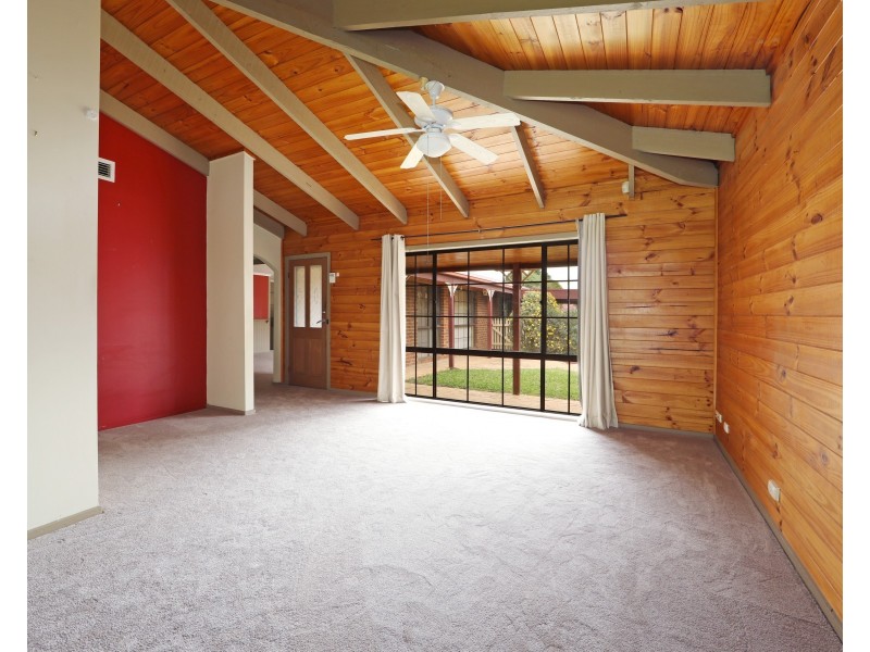 8 Willow Avenue, Rowville VIC 3178