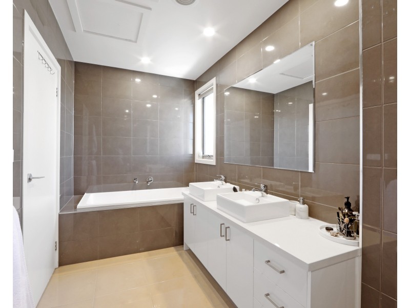 10 Misha  Boulevard, Endeavour Hills VIC 3802