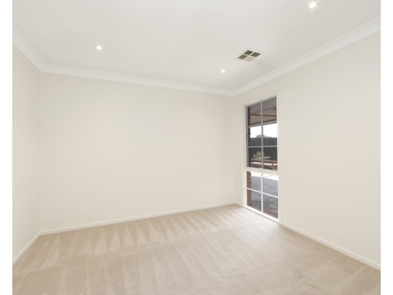 81 Mantung Crescent, Rowville VIC 3178