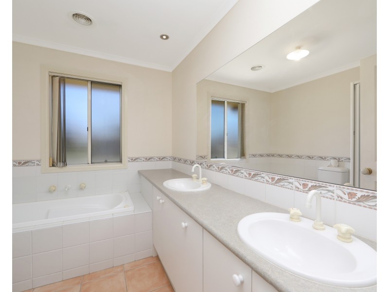 8 Perri-Raso  Rise, Rowville VIC 3178