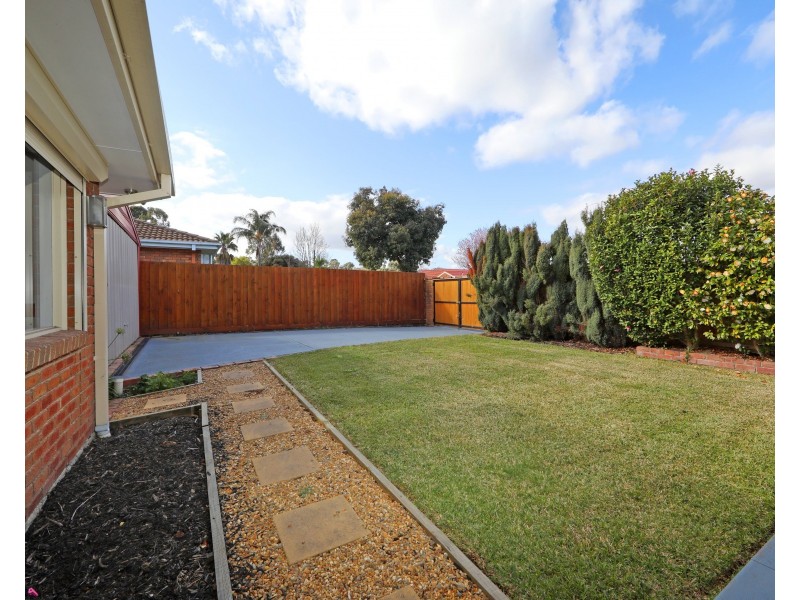 8 Halsbury  Drive, Rowville VIC 3178