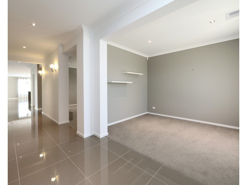 5 Stoneleigh Road, Cranbourne North VIC 3977