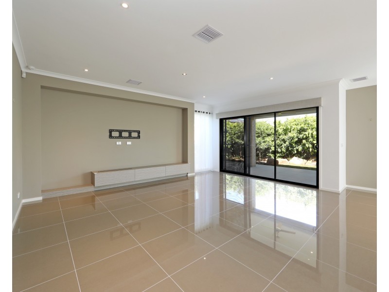 5 Stoneleigh Road, Cranbourne North VIC 3977