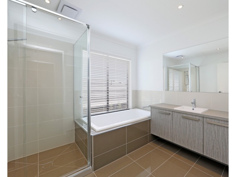 5 Stoneleigh Road, Cranbourne North VIC 3977