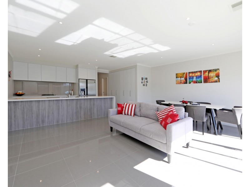 14 Botanic Place, Wantirna South VIC 3152