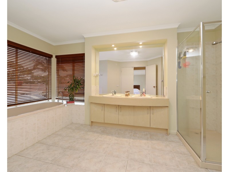 4 Gleneagles Court, Rowville VIC 3178