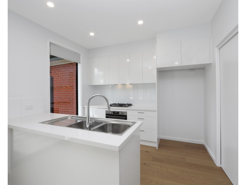 2/18 Denver Crescent, Rowville VIC 3178