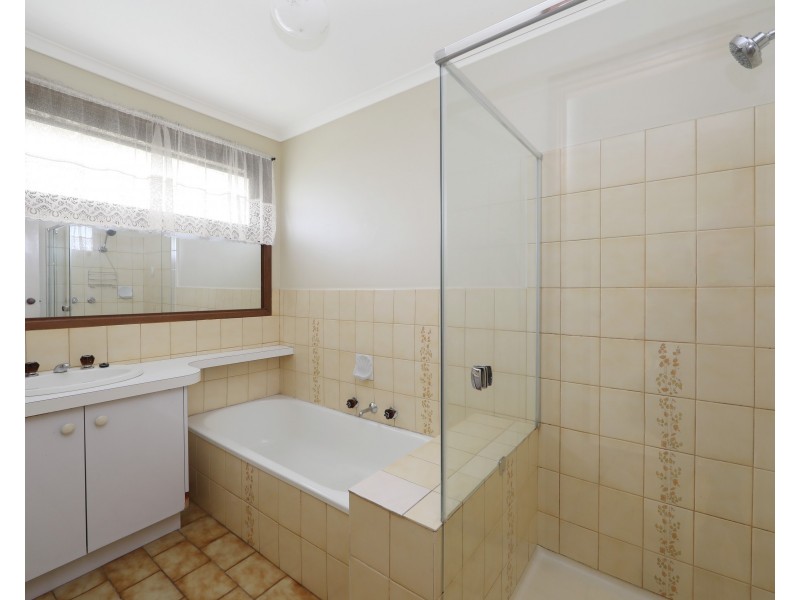 42 Willow Ave, Rowville VIC 3178