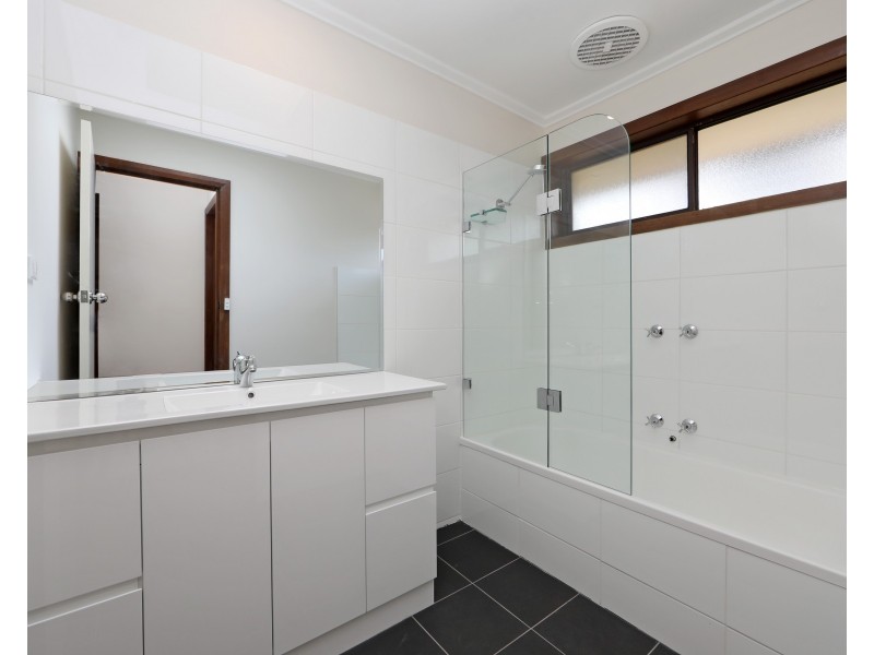 18 Thornley Close, Ferntree Gully VIC 3156