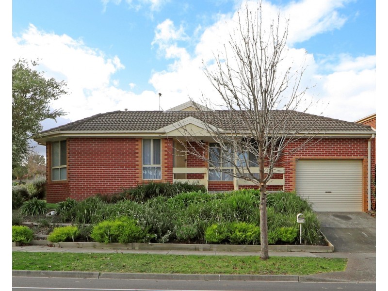 10 Lakeside Boulevard, Rowville VIC 3178