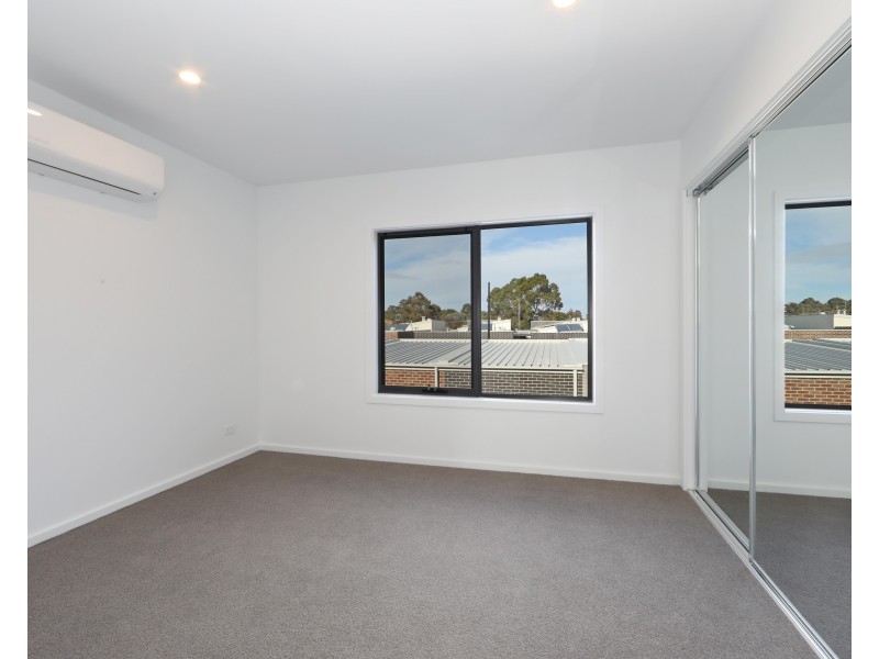 2 Egret Walk, Rowville VIC 3178