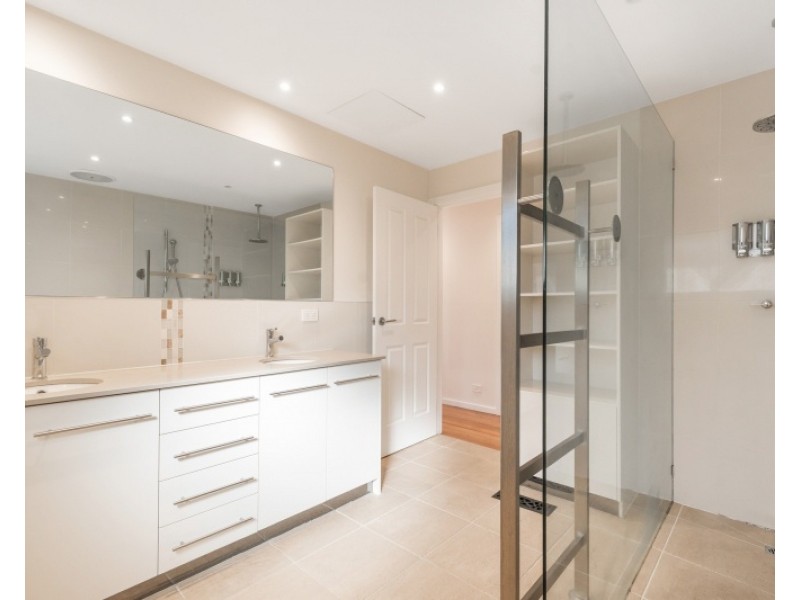 4 Oakbank Court, Wheelers Hill VIC 3150