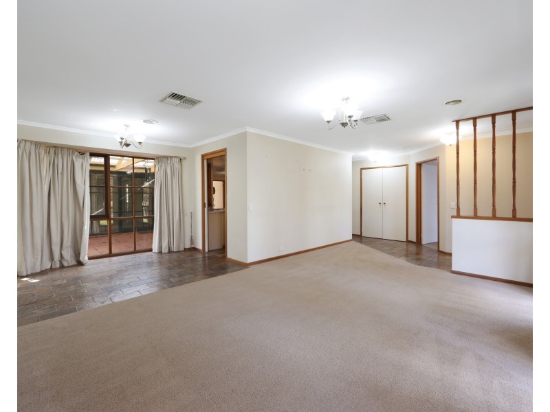 11 Willow Avenue, Rowville VIC 3178