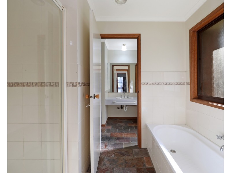 11 Willow Avenue, Rowville VIC 3178