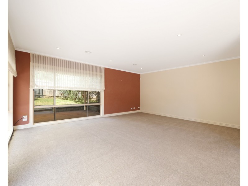 26 Sovereign Crest Boulevard, Rowville VIC 3178